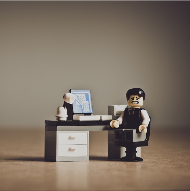 Playmobil-Männchen im Home-Office