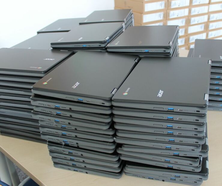 55 Acer Chromebooks in der Schule auf dem Tisch